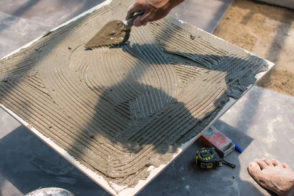 katta ahşap Seramik döşeme, fayans inşaat sitesine yükleme.