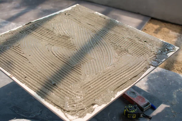 katta ahşap Seramik döşeme, fayans inşaat sitesine yükleme.