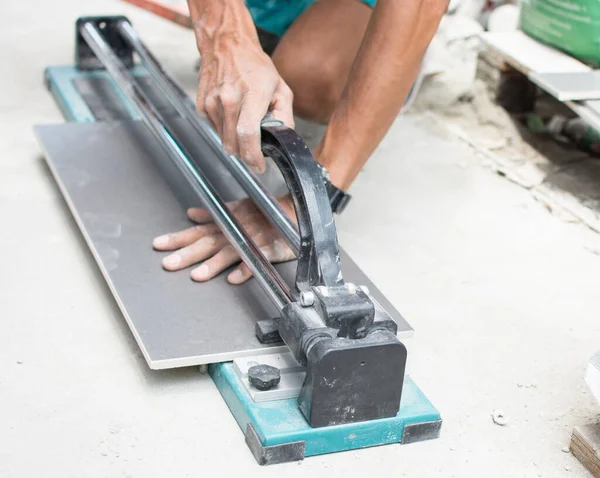 Trabajador Constructor Tiler Industrial Que Trabaja Con Equipos Corte Baldosas —  Fotos de Stock