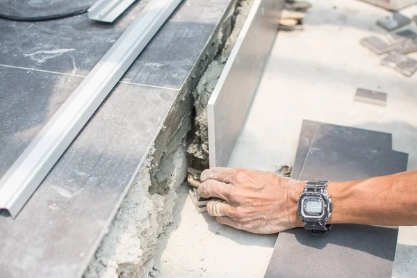 katta ahşap Seramik döşeme, fayans inşaat sitesine yükleme.