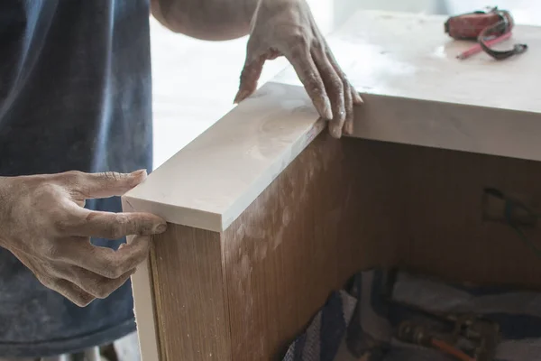 Installer Marbre Blanc Sur Les Meubles — Photo