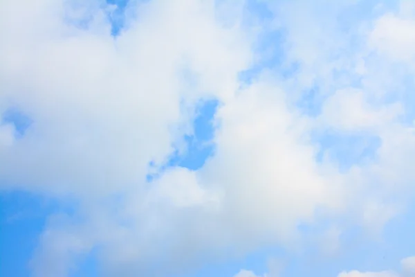 Белые облака в голубом небе — стоковое фото