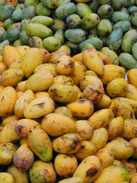 Gelb mit grüner Mango — Stockfoto