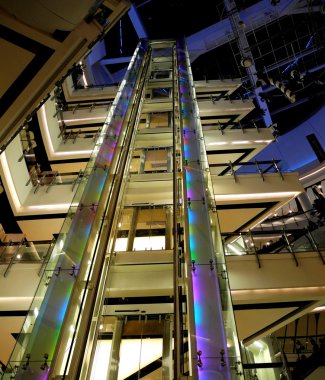 Orta Dünya, Tayland, modern binada asansör