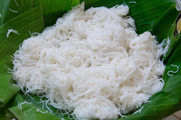 Vermicelles de riz thaïlandais bouillies, généralement consommées avec des currys — Photo