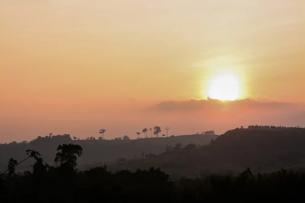 Khao kho w phetchabun w zmierzchu, Tajlandia — Zdjęcie stockowe