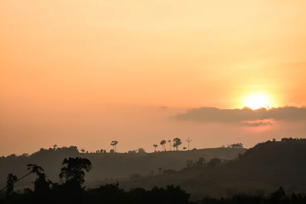 Khao kho w phetchabun w zmierzchu, Tajlandia — Zdjęcie stockowe