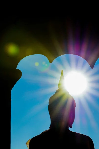 Pôr-do-sol silhueta de buddha em Phu Rua, Tailândia . — Fotografia de Stock