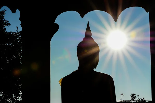 Pôr-do-sol silhueta de buddha em Phu Rua, Tailândia . — Fotografia de Stock