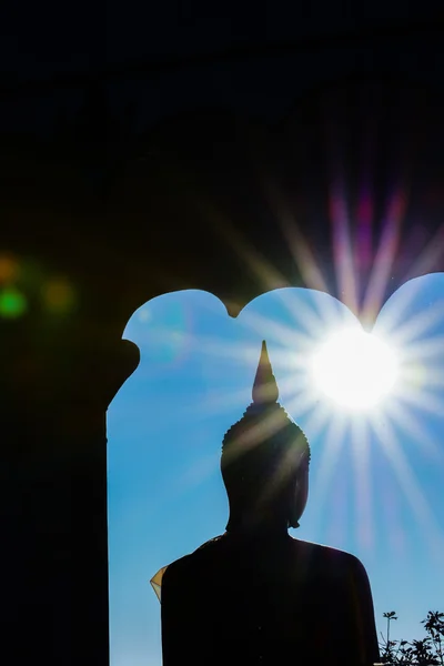 泰国普鲁亚佛陀佛像的剪影日落. — 图库照片