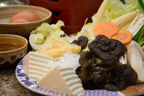 Mezcla de verduras picadas en el plato, suki yaki japonés Hot Pot —  Fotos de Stock