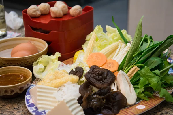 Mélange de légumes hachés sur le plat, suki yaki japonais Hot Pot — Photo