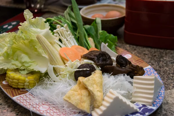 Mélange de légumes hachés sur le plat, suki yaki japonais Hot Pot — Photo