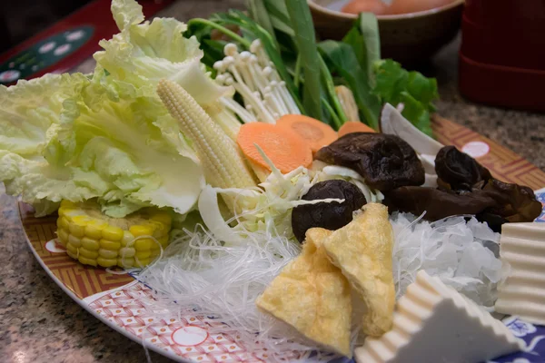 Mélange de légumes hachés sur le plat, suki yaki japonais Hot Pot — Photo