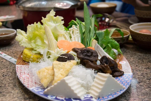 Mezcla de verduras picadas en el plato, suki yaki japonés Hot Pot —  Fotos de Stock