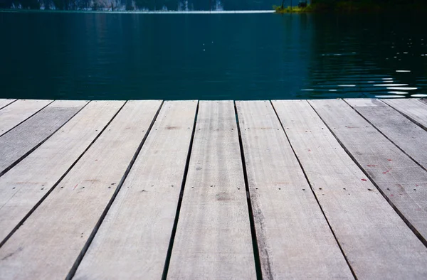 Terraço de madeira no lago, lago Cheow Lan, Khao Sok National Park, Tailândia — Fotografia de Stock