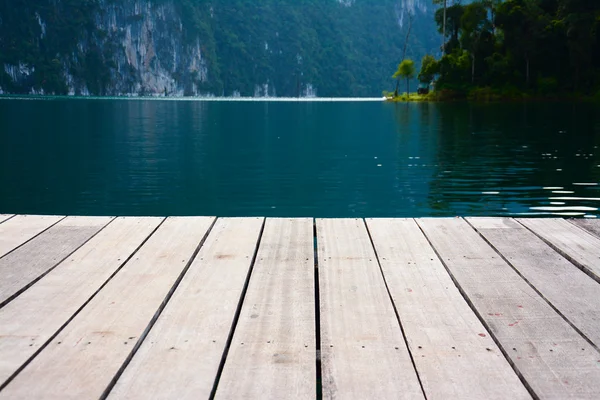 Dřevěné terasy na jezero, cheow lan jezero, národní park khao sok, Thajsko — Stock fotografie