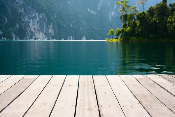 Dřevěné terasy na jezero, cheow lan jezero, národní park khao sok, Thajsko — Stock fotografie