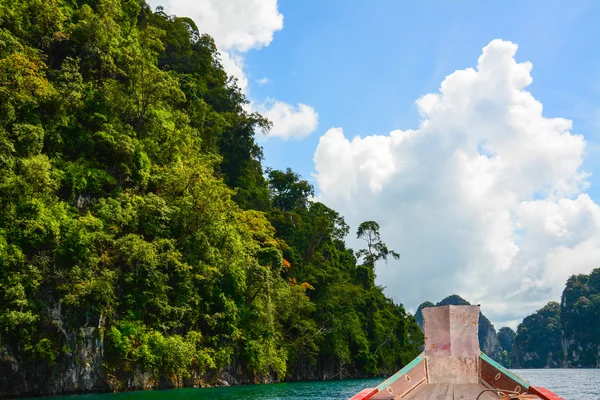 ロングテール ボートは cheow lan 湖、カオソック国立公園、タイの駐車場します。 — ストック写真