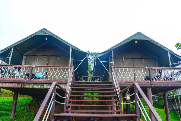 Hemma på backen i khao sok national park, södra thailand — Stockfoto