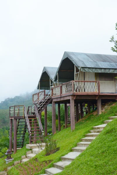 Maison sur la colline dans le parc national de Khao Sok, sud de la Thaïlande — Photo