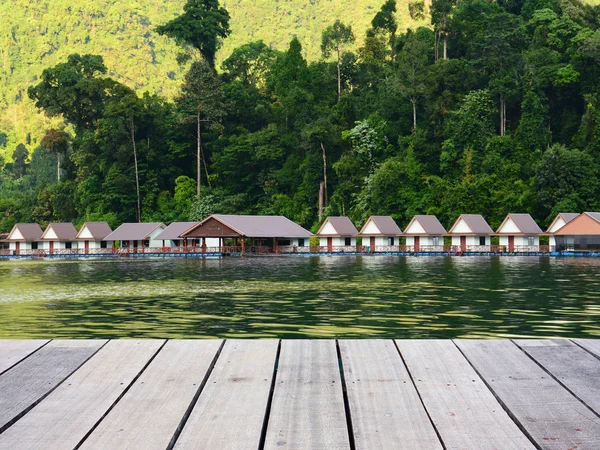 Pływające domu, jezioro lan cheow, park narodowy khao sok, Tajlandia — Zdjęcie stockowe