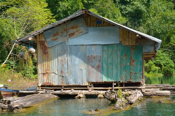 Floating home ,Cheow Lan lake, Khao Sok National Park, Thailand — Stock Photo, Image