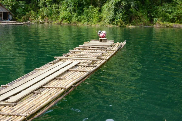 Radeaux en bambou dans le lac Cheow Lan, parc national de Khao Sok, Thaïlande — Photo