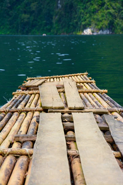 Bambus pontony w cheow lan jezioro, park narodowy khao sok, Tajlandia — Zdjęcie stockowe