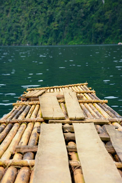 Plute de bambus în lacul Cheow Lan, Parcul Național Khao Sok, Thailanda — Fotografie, imagine de stoc