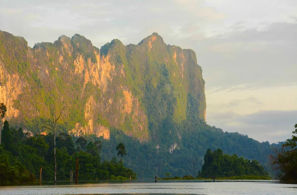 Cheow lan 湖、カオ ・ ソック国立公園タイ — ストック写真