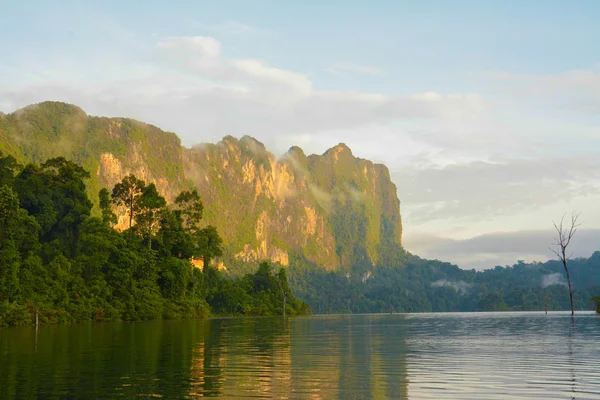 Cheow lan jezioro, park narodowy khao sok, Tajlandia — Zdjęcie stockowe