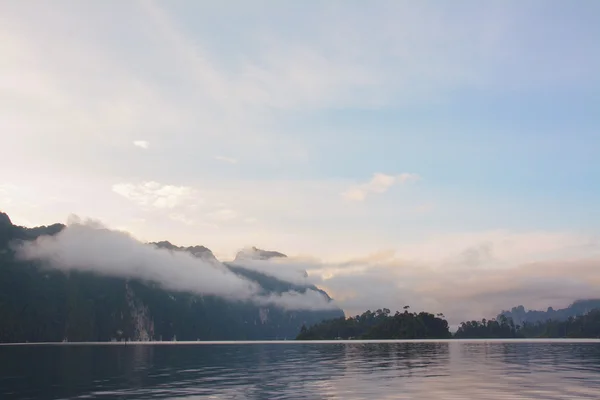 Lago Cheow Lan, Parque Nacional Khao Sok, Tailandia —  Fotos de Stock