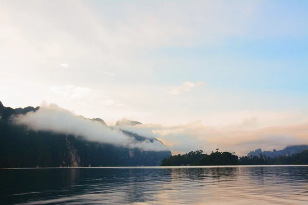 Cheow lan jezero, národní park khao sok, Thajsko — Stock fotografie