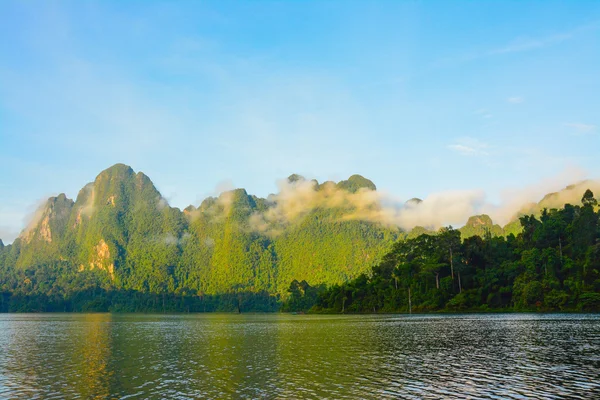 Озеро Чоу-Лан, Национальный парк Као-Сок, Таиланд — стоковое фото