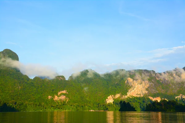 Cheow lan 湖、カオ ・ ソック国立公園タイ — ストック写真