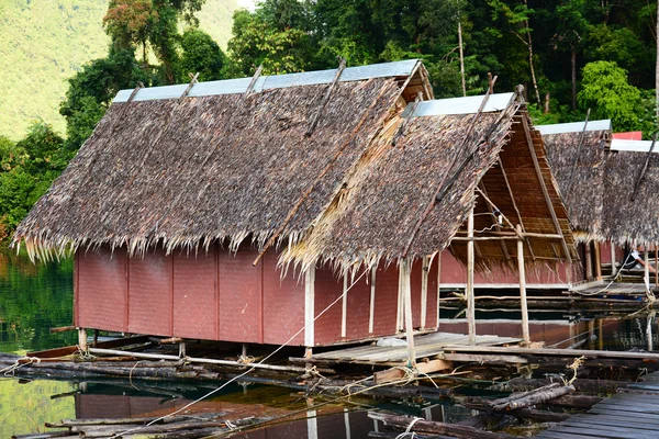 Pływające domu, jezioro lan cheow, park narodowy khao sok, Tajlandia — Zdjęcie stockowe