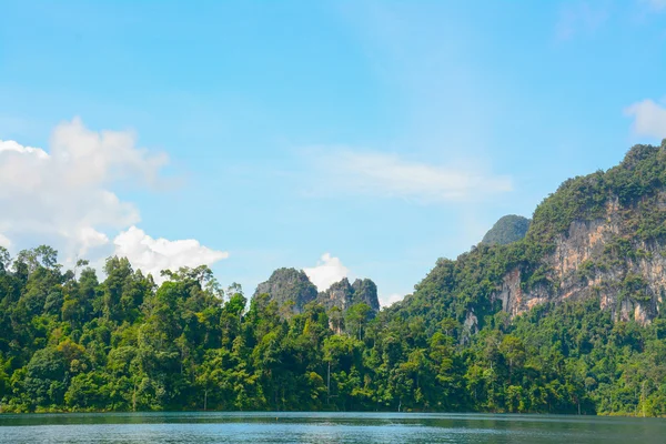 Cheow lan sjön, khao sok national park, thailand — Stockfoto