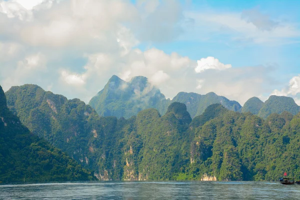 Озеро Чоу-Лан, Национальный парк Као-Сок, Таиланд — стоковое фото