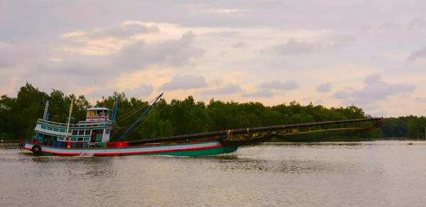 Pesca barco a motor de Tailandia pescador —  Fotos de Stock