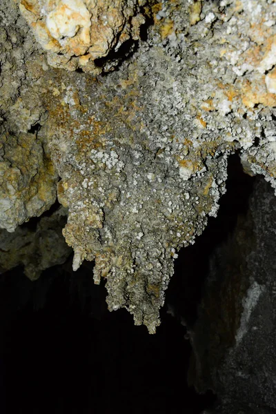 Vápencové stěny v jeskyni pokryté krápníkovou, cheow lan jezero, národní park khao sok, Thajsko — Stock fotografie