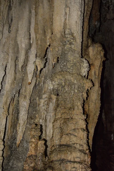 Wapienne ściany w jaskini pokryte naciekowa, jezioro lan cheow, park narodowy khao sok, Tajlandia — Zdjęcie stockowe