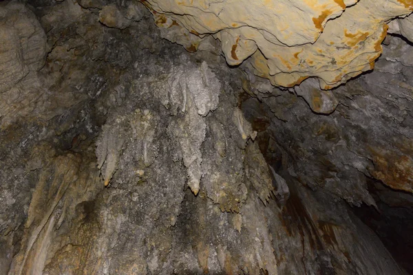 Vápencové stěny v jeskyni pokryté krápníkovou, cheow lan jezero, národní park khao sok, Thajsko — Stock fotografie