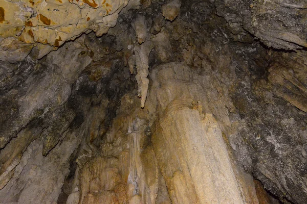 Kalksteen in een grot muur bedekt met druipsteengrotten cheow lan lake, khao sok Nationaalpark, thailand — Stockfoto