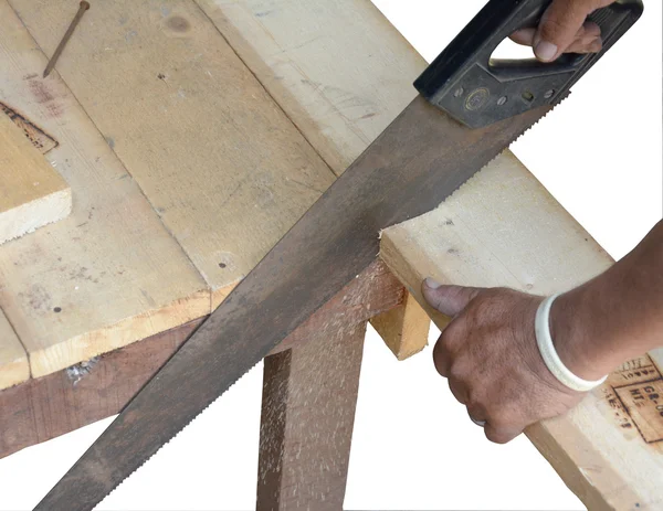 Плотник режет деревянную доску с помощью изоляции пилы на белом — стоковое фото