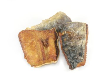 Tuzlanmış balık üzerine beyaz izole et.