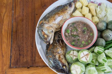 karides kızarmış uskumru ve sebze ahşap üzerine yapıştırın.