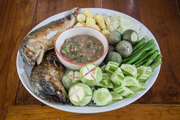 Pasta udang dengan makarel goreng dan sayuran di atas kayu — Stok Foto