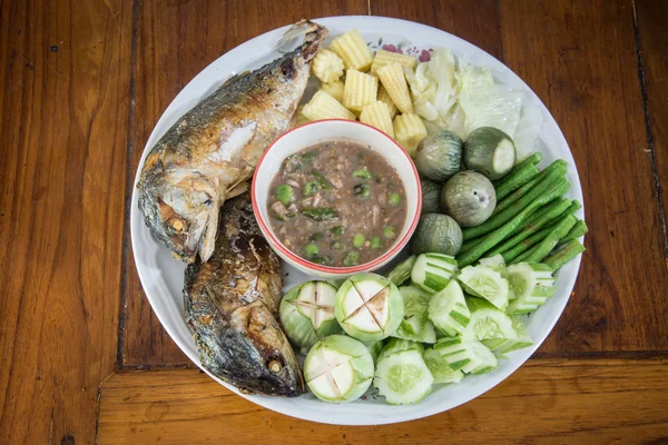 Krevetová pasta s smažené makrely a zeleniny na dřevo — Stock fotografie
