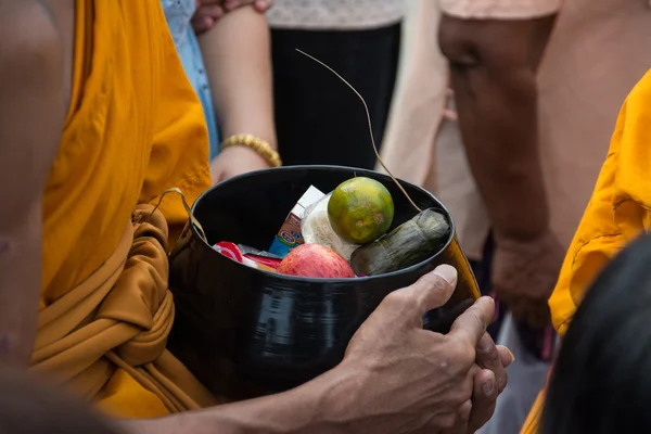 Buddhistische Mönche erhalten zum Ende der buddhistischen Fastenzeit von den Menschen Nahrungsmittel geschenkt — Stockfoto